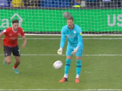 ¡Para qué te traje! Arquero regala gol a delantero pillín