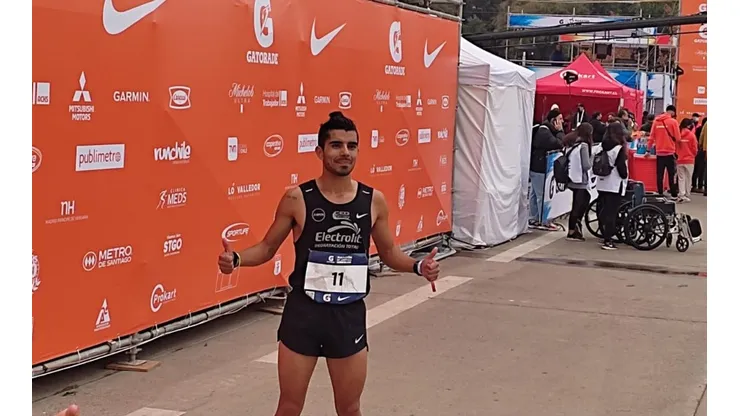 Cortés celebra tras ganar la Maratón de Santiago