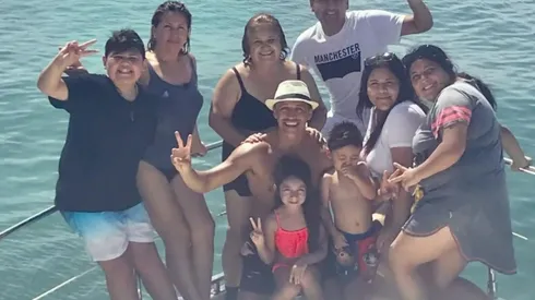 Alexis abrazado por su madre en unas hermosas vacaciones