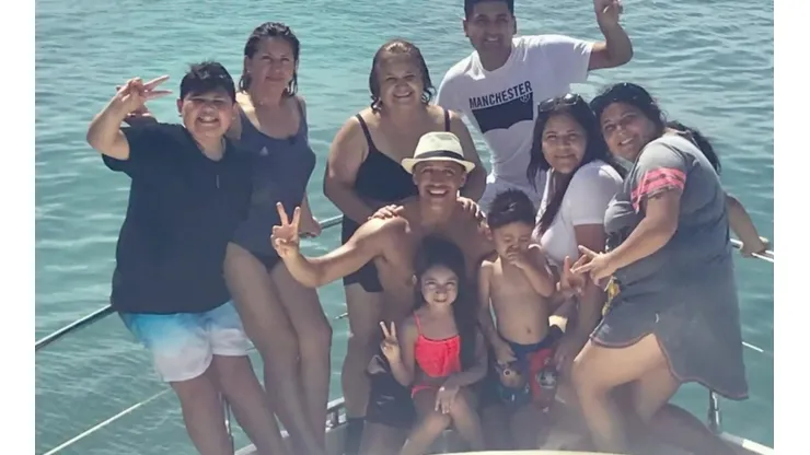 Alexis abrazado por su madre en unas hermosas vacaciones