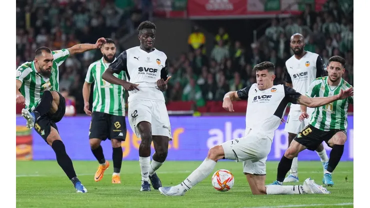 Valencia y Betis durante la final por la Copa del Rey.