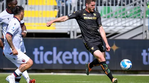 Gary Medel vio la tarjeta amarilla por el penal cometido.