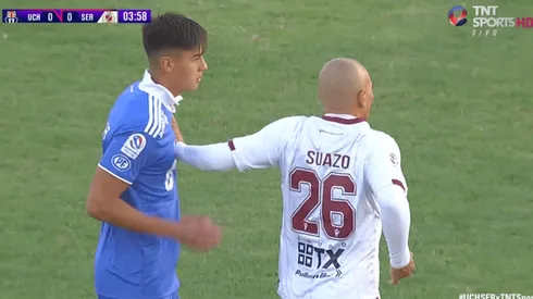 Chupete quiso poner su experiencia por sobre la juventud de Tapia, pero el joven zaguero azul no se dejó espantar.