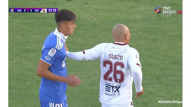 Chupete quiso poner su experiencia por sobre la juventud de Tapia, pero el joven zaguero azul no se dejó espantar.
