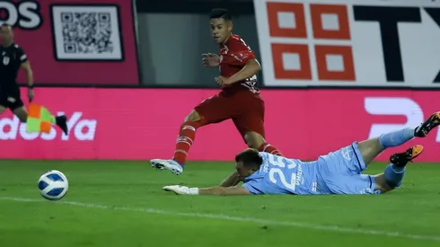 Aravena anotó dos goles ante la Católica, club al que pertenece