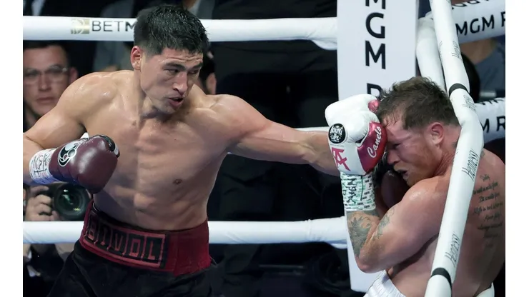 Dmitry Bivol derrotó a Canelo Álvarez
