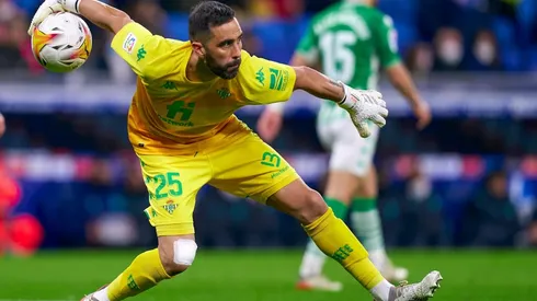 Claudio Bravo y el Betis chocan con el Barcelona