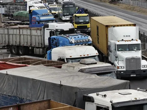 CMPC anuncia que paralizarán las operaciones si camioneros no despejan las rutas tomadas