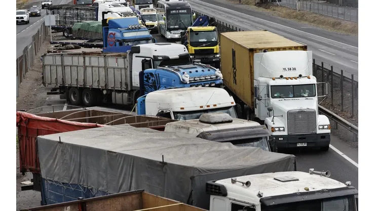 CMPC anuncia que paralizarán las operaciones si camioneros no despejan las rutas tomadas