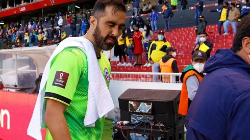 Claudio Bravo sale de la cancha del estadio Atahualpa de Quito tras el empate sin goles entre Chile y Ecuador, partido que puede llevar a la Roja al Mundial de Qatar 2022 por secretaría