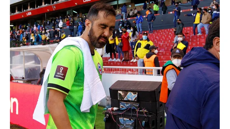 Claudio Bravo sale de la cancha del estadio Atahualpa de Quito tras el empate sin goles entre Chile y Ecuador, partido que puede llevar a la Roja al Mundial de Qatar 2022 por secretaría