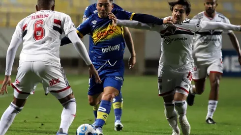 Everton ha tenido que luchar con sus rivales y también con muchos errores arbitrales.