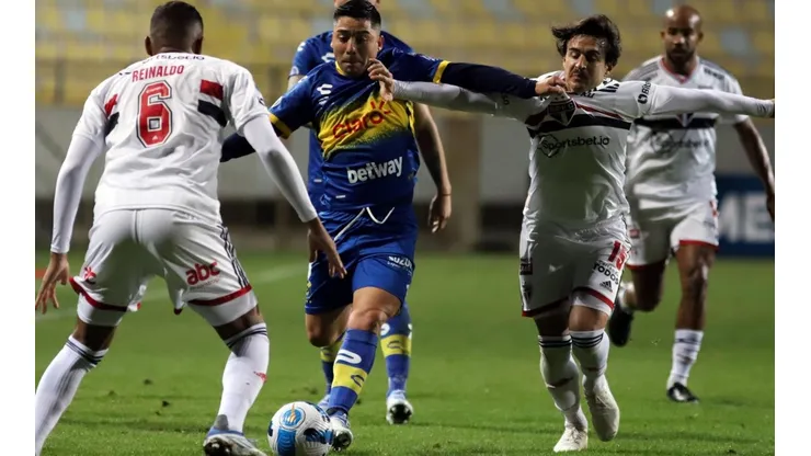 Everton ha tenido que luchar con sus rivales y también con muchos errores arbitrales.