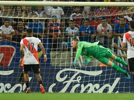 Paulo Díaz es alabado por un temerario cruce que roza el autogol