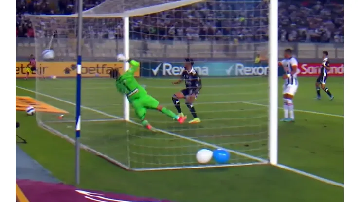 Gol de Juan Martín Lucero para Colo Colo en Lima por Copa Libertadores.