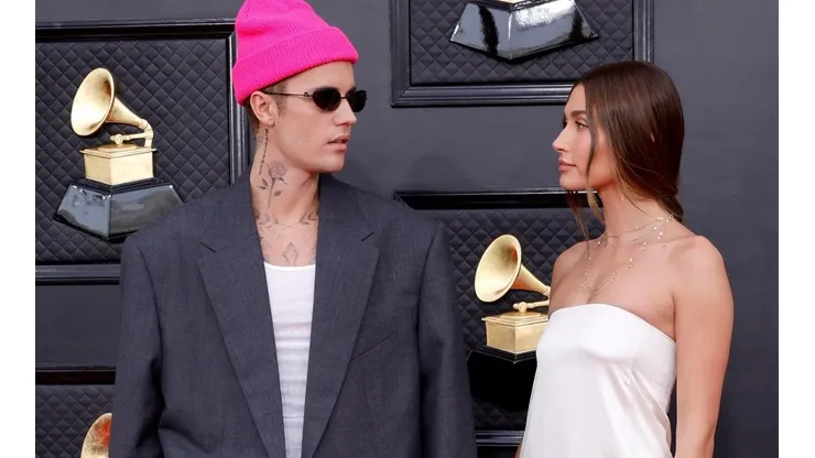 Justin Bieber y Hailey Bieber en los Grammy 2022.