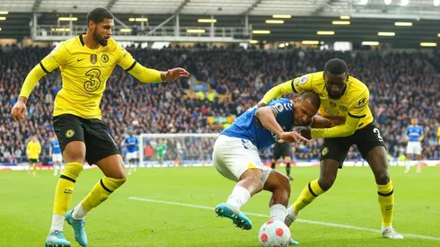 Antonio Rüdiger (a la derecha de la imagen) se irá libre del Chelsea a finales de temporada