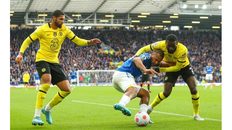 Antonio Rüdiger (a la derecha de la imagen) se irá libre del Chelsea a finales de temporada