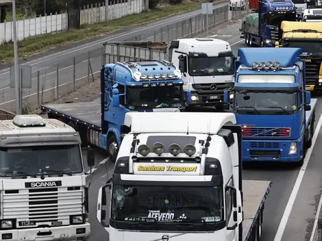 Camioneros cortan la carretera en Ruta 5 Sur por paro a la altura de Los Ángeles