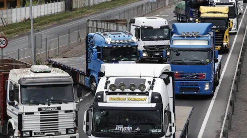 Camioneros cortan la carretera en Ruta 5 Sur por paro a la altura de Los Ángeles