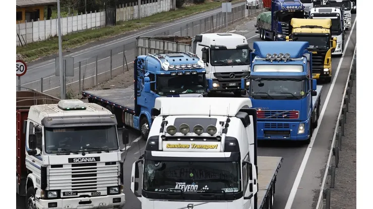 Camioneros cortan la carretera en Ruta 5 Sur por paro a la altura de Los Ángeles