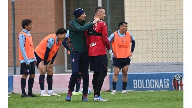 Sinisa Mihajlovic volvió al Bologna tras estar internado por leucemia