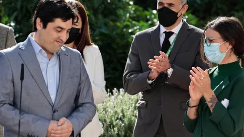 Rodrigo Cid, a la izquierda, tendrá voz y voto en el directorio de TVN. Lo aplaude la ministra Camila Vallejo.