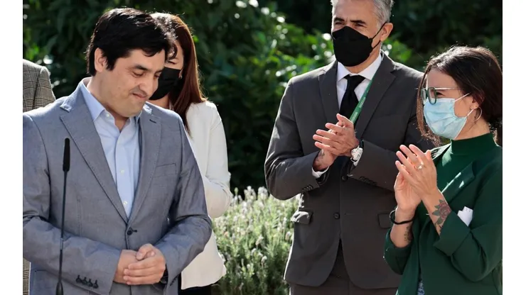 Rodrigo Cid, a la izquierda, tendrá voz y voto en el directorio de TVN. Lo aplaude la ministra Camila Vallejo.