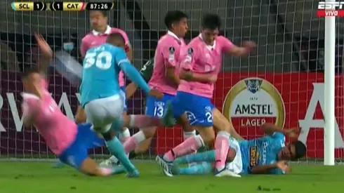 Sporting Cristal indignado por el penal desestimado por el árbitro contra la Católica.