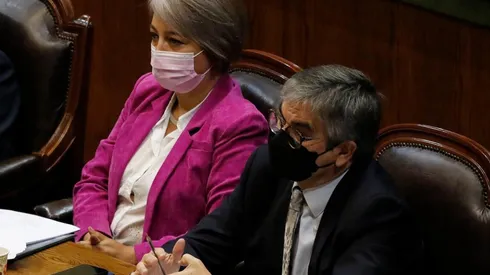 Los ministros Jeannette Jara y Mario Marcel durante la sesión de hoy en la Cámara de Diputados.