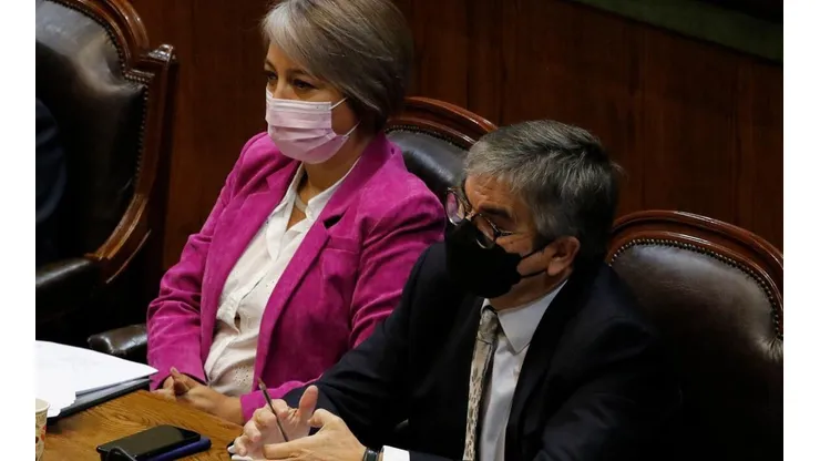 Los ministros Jeannette Jara y Mario Marcel durante la sesión de hoy en la Cámara de Diputados.