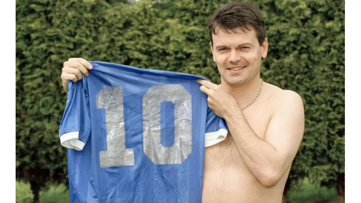 Steve Hodge con la camiseta que cambió con Maradona y que ahora lo hizo millonario