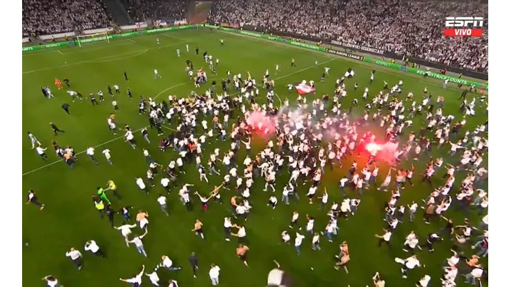 La afición del Frankfurt enloqueció al momento de clasificar a la final.