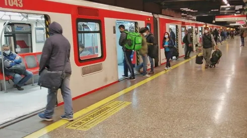 Ususarios en el Metro de Santiago.