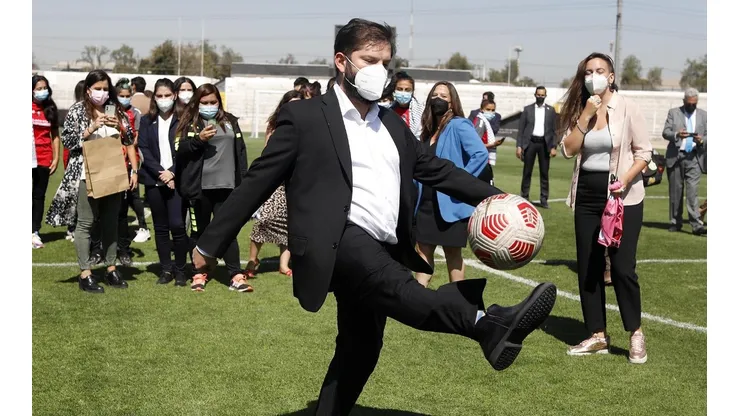 El presidente Gabriel Boric condenó la violencia en los estadios