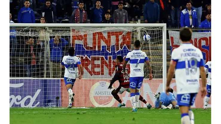 Lázaro sentenció la victoria de Flamengo en San Carlos de Apoquindo al definir con fineza el tercer gol de la escuadra carioca