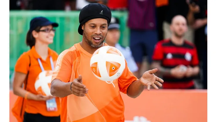 Ronaldinho podría estar presente en inauguración del Zorros del Desierto