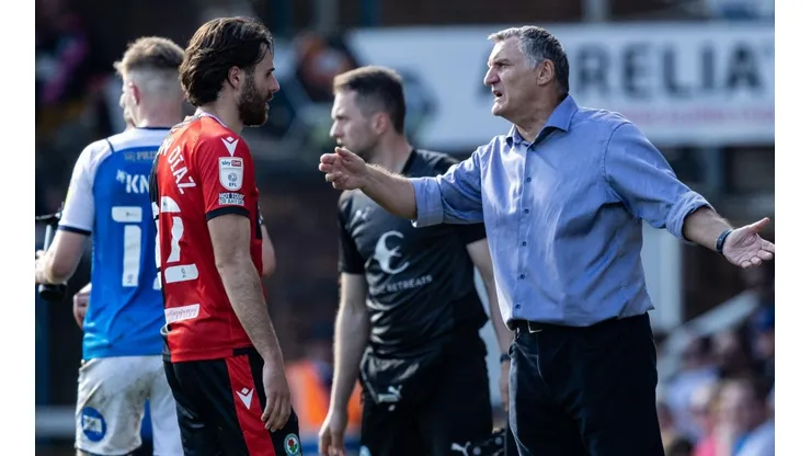 Ben Brereton y su técnico Tony Mowbray en un encuentro de la Championship