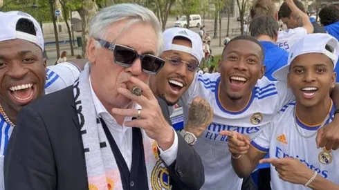 Ancelotti fumando junto a Rodrygo, Alaba, Militao y Vinicius
