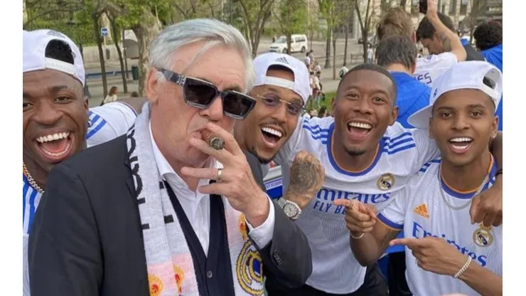 Ancelotti fumando junto a Rodrygo, Alaba, Militao y Vinicius
