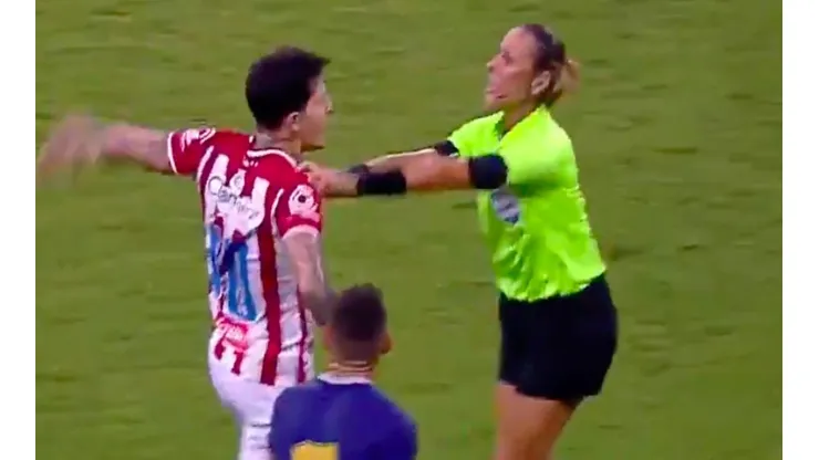 Jean Carlos intentó agredir a la árbitra Deborah Cecilia en la final del Campeonato Pernambucano