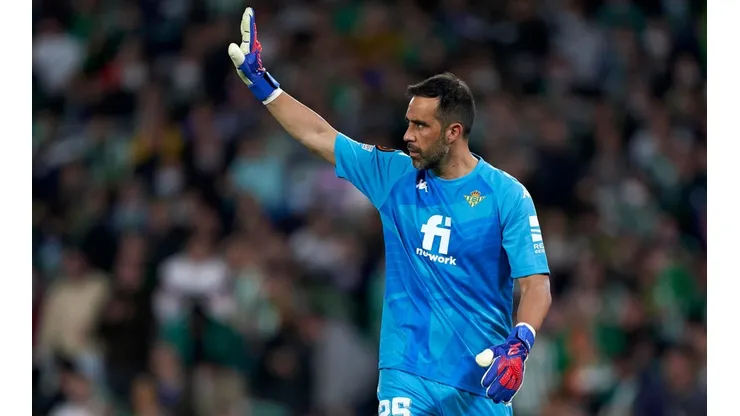 Claudio Bravo sumó su 22° título en su carrera al alcanzar la Copa del Rey con el Real Betis.