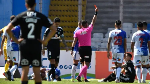 El árbitro Julio Bascuñán le muestra tarjeta roja a Diego Carrasco.