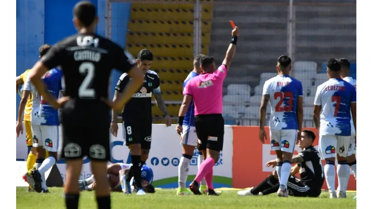 El árbitro Julio Bascuñán le muestra tarjeta roja a Diego Carrasco.