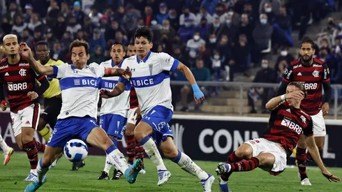 El antecedente de Corinthians y un bengalazo fatal que casi se repite en el estadio de Universidad Católica.