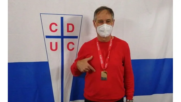 Hola celebrando con su medalla y con el clásico chaleco sandía.