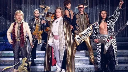 Rammstein con el maquillaje y la parafernalia del video de Zick Zack.