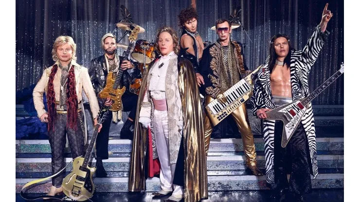 Rammstein con el maquillaje y la parafernalia del video de Zick Zack.