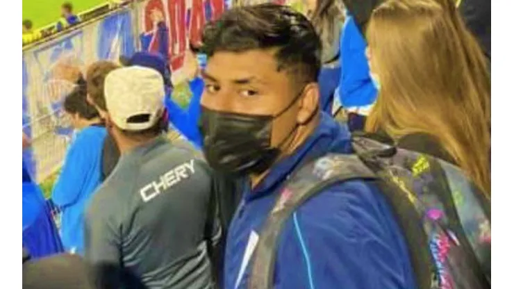 El violento hecho cometido por el hincha de la UC quedó registrado en video.