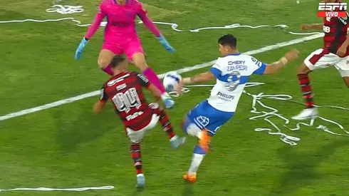 Mauricio Isla anotó en propia puerta ante la desesperación.